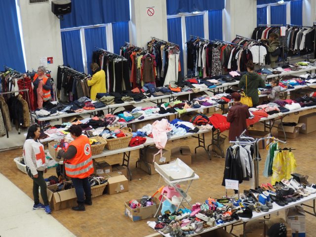Braderie du printemps de la Croix-Rouge à la salle Jean Lurçat d'Etampes braderie vêtement croix rouge seconde main entraide solidarité bénévolat