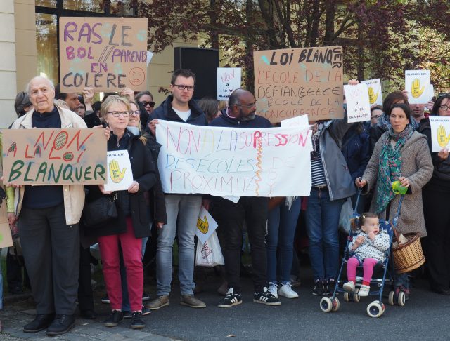 Non à la loi Blanquer. Pas touche aux écoles de proximité. manifestation contre loi blanquer etampes