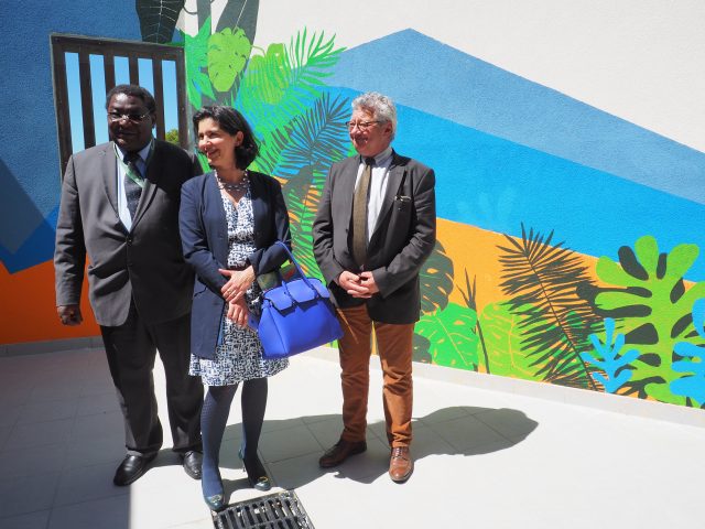 Le chef de service du secteur Jérôme-Francis Kiniffo, la directrice de l'établissement Catherine Pham et Guy Crosnier, président du conseil de surveillance dans la cour fermée de l'appartement de soins intensifs. barthélémy durand étampes psychiatrie adulte soins intensifs apaisement isolement rénovation agrandissement
