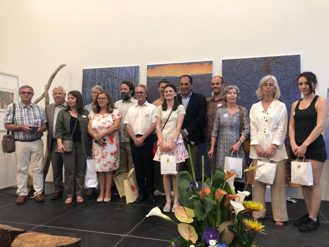 Les élus de la ville en compagnie des récompensés au vernissage.