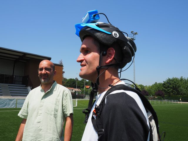 L'ingénieur en charge du Centre de mathématiques de l'Ecole polytechnique teste avec Stéphane le prototype de casque binaural pour se repérer dans l'espace en courant. test prototype association breuillet mcv mathématiques école polytechnique