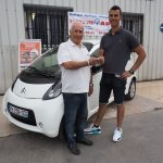 Pierre Gillard donne les clés de la voiture au gagnant.