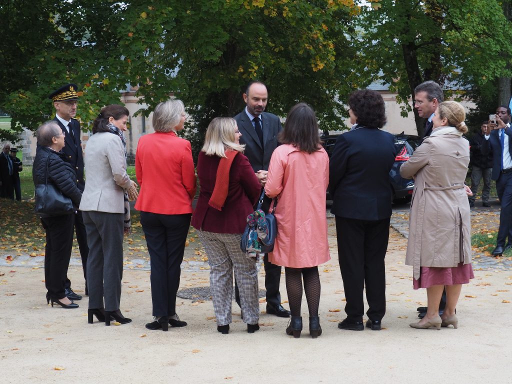 arrivée premier ministre édouard philippe chamarande présentation stratégie proches aidants gouvernement