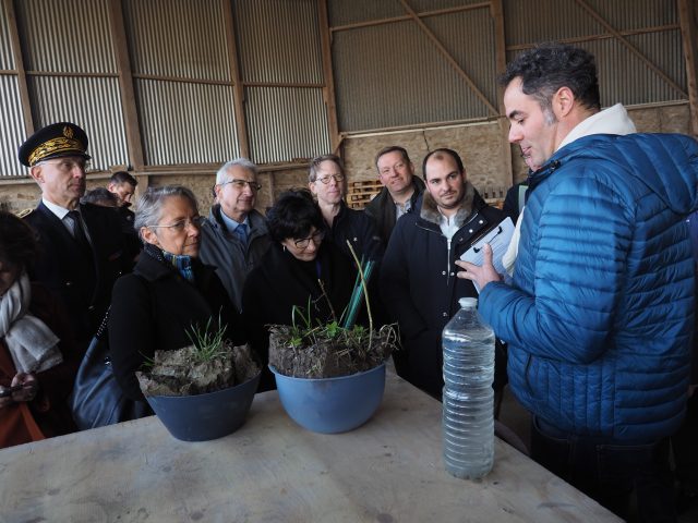 L'agriculteur Nicolas Galpin a présenté les techniques de la conservation des sols. Nicolas Galpin agriculture conservation des sols visite Elisabeth Borne ministre transition écologiqueAuvernaux