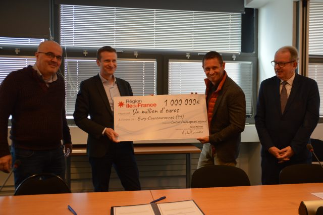 signature contrat région Evry