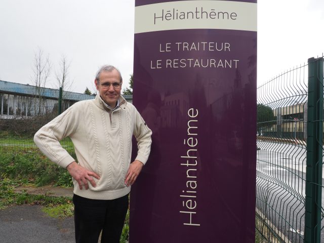 Patrice Costa devant enseigne Hélianthème Patrice Costa Hélianthème Les Ulis Essonne restaurant traiteur