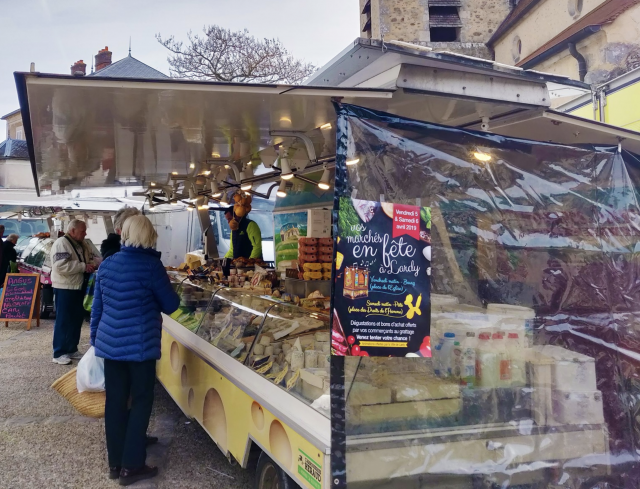 LARDY marche bourg