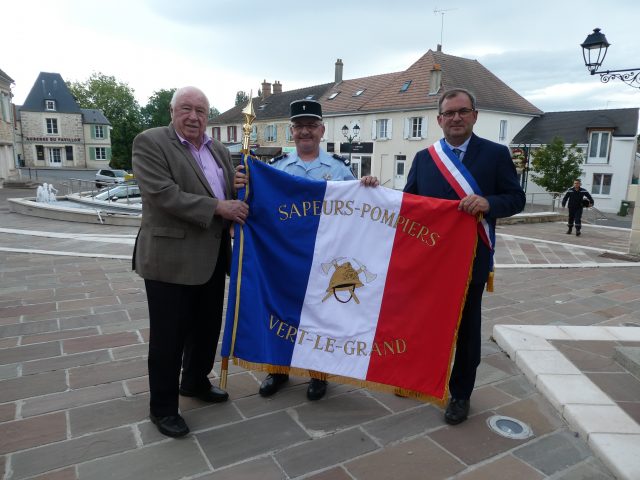 Remise du drapeau au pompier de VLG (2)