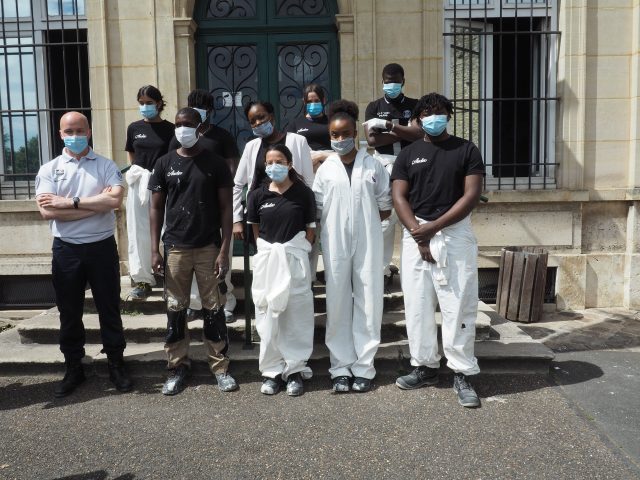Les dix jeunes volontaires aux côtés du commissaire Eric Bouffet et de Mama Sy, coordinatrice pour l'association Audeo. commissariat Etampes chantier jeune permis citoyen