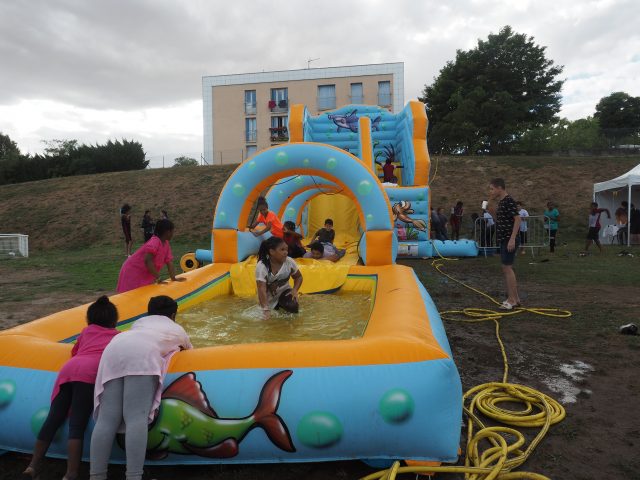 Les enfants ont apprécie les jeux d'eau. dimanche éducatif Etampes Croix-de-Vernailles 2020