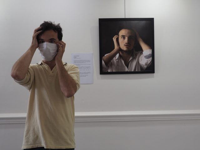 Quentin Kheyap devant son auto-portrait. Quentin Kheyap exposition paul-bédu milly-la-forêt