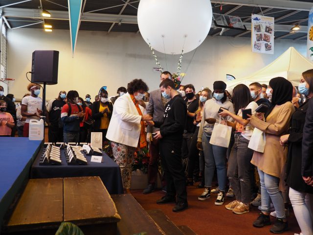 La sénatrice Jocelyne Guidez a remis des épingles à l'effigie de Marianne aux 22 participants du Permis citoyen. Jocelyn Guidez sénatrice médaille Marianne forum des associations 2020 Etampes permis citoyen venue Valérie Pécresse
