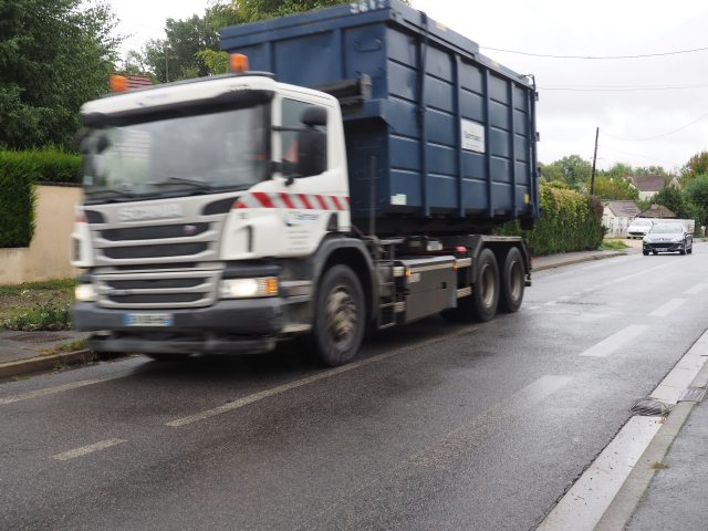 Les riverains ont peur d'emprunter les trottoirs qui longent la RD17 où des camions roulent à plus de 30 km/h. déviation itteville saint vrain adpi projet département