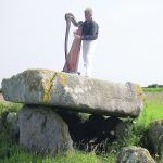 Y Le Quellec debout sur dolmen 2