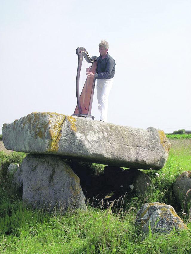 Y Le Quellec debout sur dolmen 2