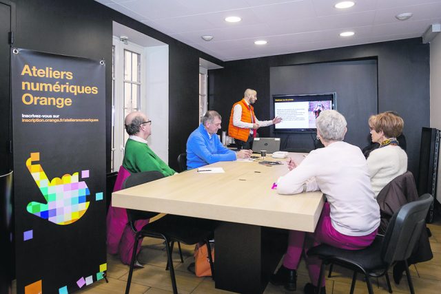 r1 2col orange ateliers numériques