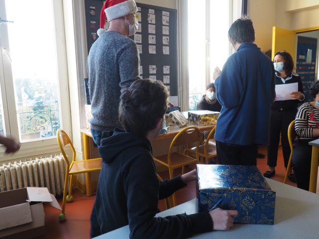 Les membres de l'association Les P'tits Doudous ont distribué les cadeaux dans quatre salles de l'IME. association les p'tits doudous etampes ime la feuilleraie