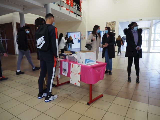 collecte boîtes de Noël lycée Geoffroy-Saint-Hilaire Etampes