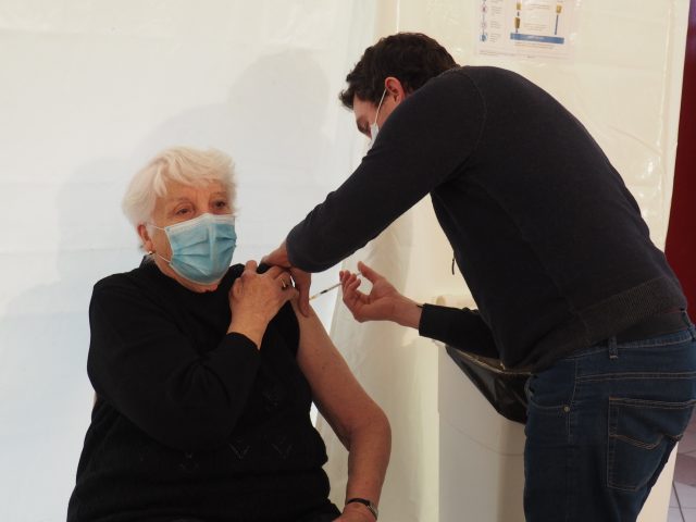 Il faut compter 30 à 45 minutes sur place entre la prise en charge par le médecin et le délai en cas d'effets secondaires. centre de vaccination Cerny