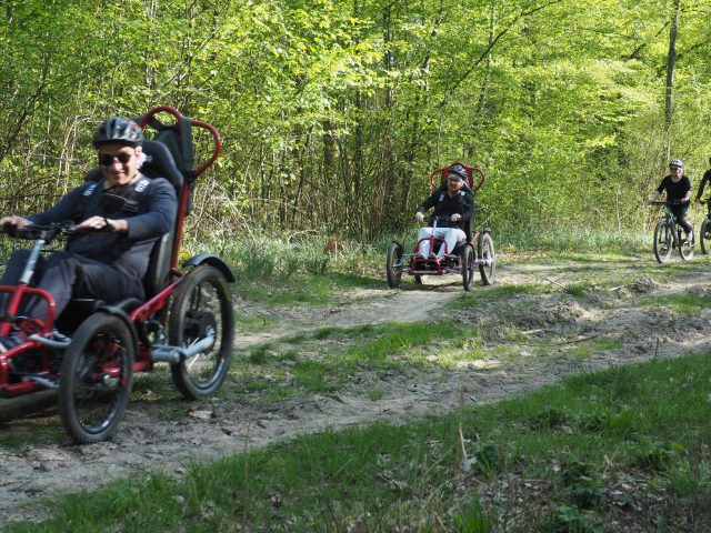 Le fauteuil tout terrain peut aller jusqu'à 30 km/h. fauteuil tout terrain ma roue libre association auvernaux foret de senart départ étiolles