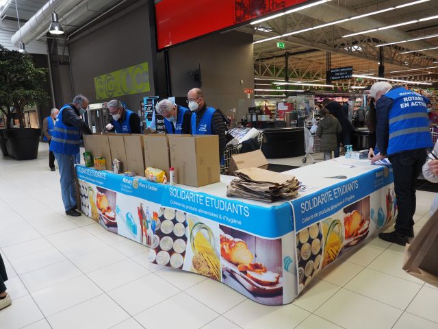 collecte alimentaire hygiène étudiants Evry Rotary Club