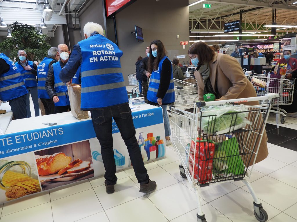 collecte alimentaire hygiène étudiants Evry Rotary Club