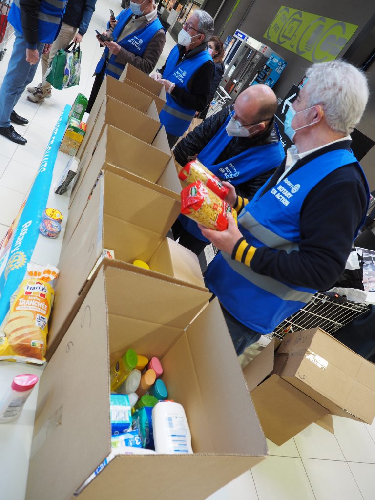 collecte alimentaire hygiène étudiants Evry Rotary Club