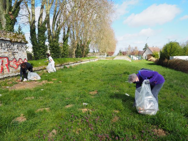 Les participants ont nettoyé le chemin de l'aqueduc appartenant à la société Eau de Paris. nettoyage nature échats sauvages Mennecy