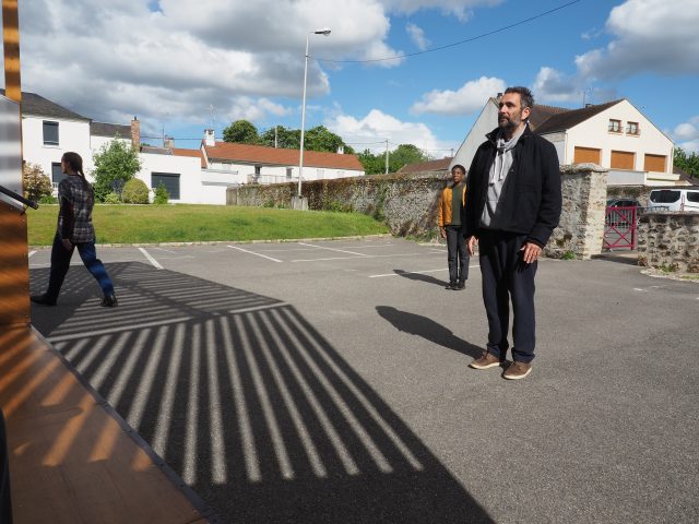 Les comédiens ont déambulé autour de la structure en bois. théâtre festival de jour de nuit la lisère bruyères le chatel art de rue