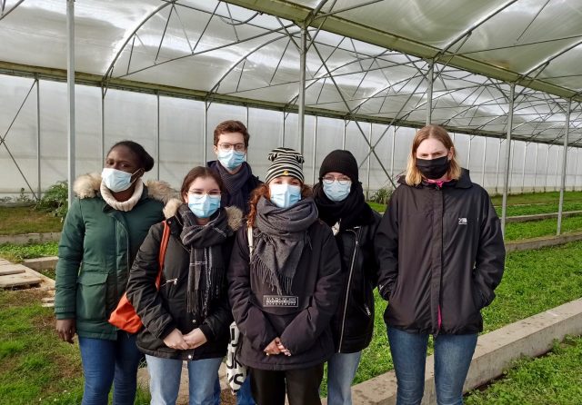 Le groupe d'étudiants en charge de l'inventaire des savoir-faire et des pratiques autour de la culture du cresson. cresson de fontaine Essonne inventaire IREST PNR patrimoine