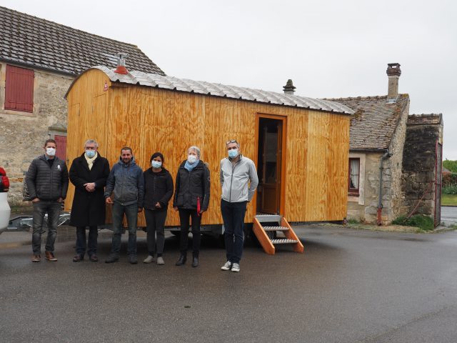 Les deux bergers ont reçu leur cabane mobile le 6 mai. cabane pastorale chalet mobile pnr gâtinais courances brebis des possibles