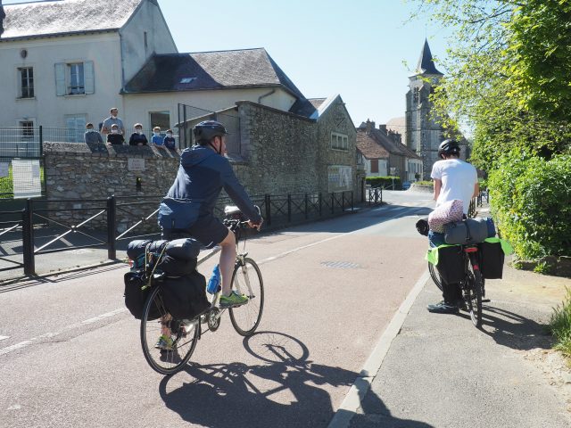Les élèves ont motivé les deux cyclistes au moment de partir vers la 3ème étape : Bou dans le Loiret à 90 km de Saint-Cyr-sous-Dourdan. vélo ecocityzen saint cyr sous dourdan école cm1 cm2