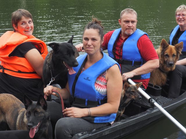 Tous les chiens participants connaissent les ordres de base comme chamarande barque chiens