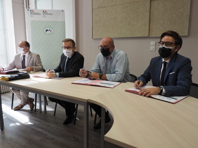 De gauche à droite : Rémi Boyer, président de la CCDH, Eric Jalon, préfet de l'Essonne, Jean-Marc Foucher, président de la CCEJR et Johann Mittelhausser, président de la CAESE. signature contrat préfecture Essonne CAESE CCEJR CCDH
