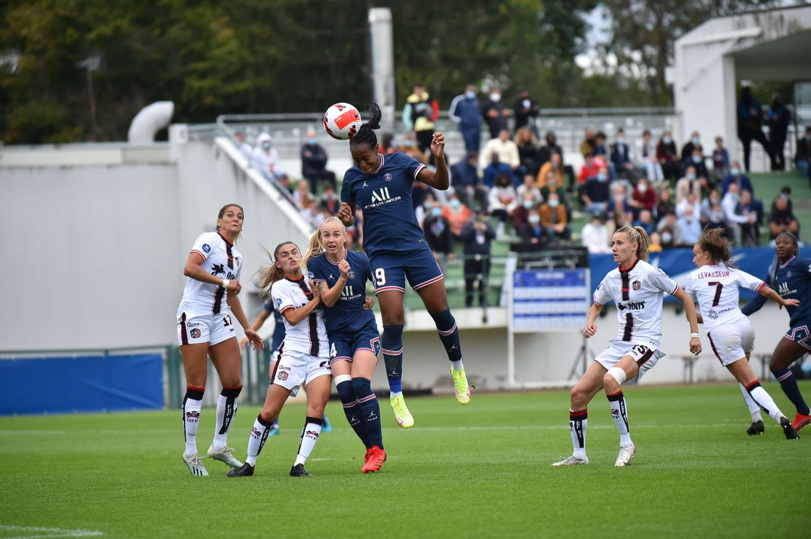 A l'image de Marie-Antoinette Katoto, le PSG a dominé de la tête et de épaules le FC Fleury 91. ©PSG