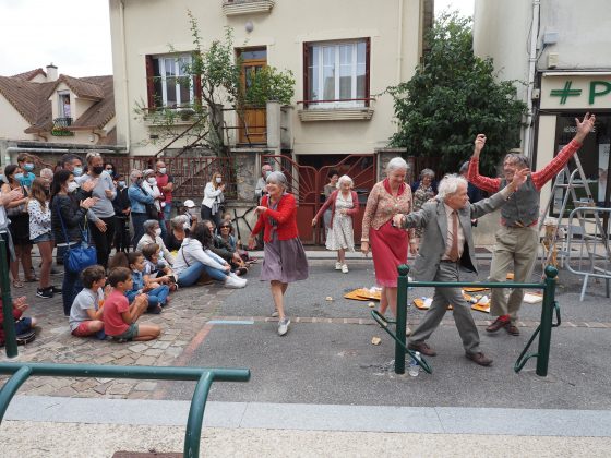 compagnie adhok spectacle art de la rue Breuillet marché plein-vent