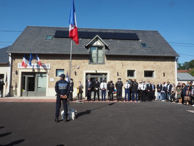 Vue sur la grange rénovée pour accueillir les bureaux et le centre superviseur urbain. police municipale Mennecy