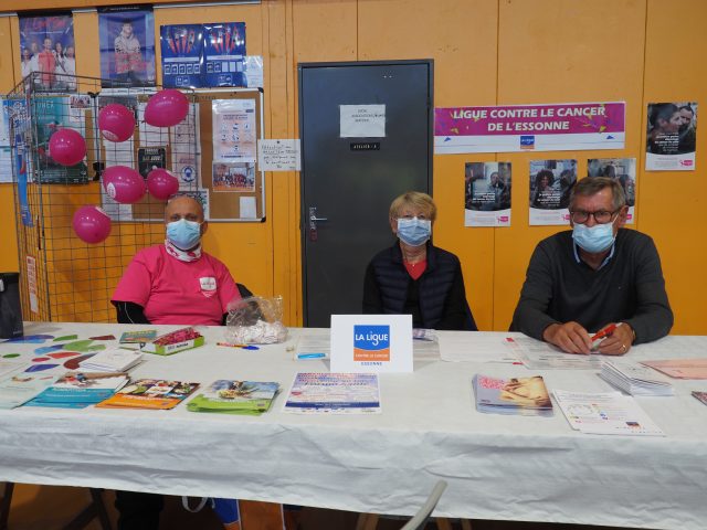 Des bénévoles de la Ligue contre le Cancer au Forum Santé de Boissy-sous-Saint-Yon.