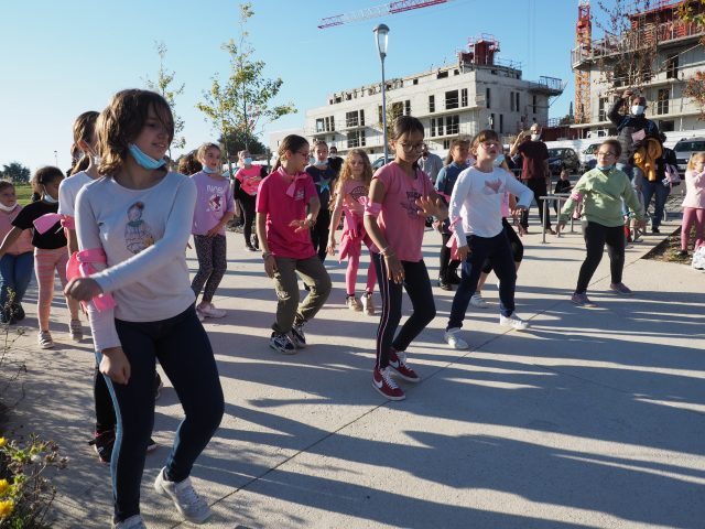 Une vingtaine d'enfants ont dansé au flash-mob devant le groupe scolaire de Bruyères-le-Châtel.