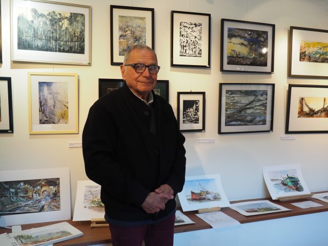 Jean-Paul Vernet devant ses aquarelles.