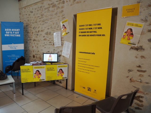 Un espace vidéo a été mis en place pour parler du consentement aux adolescents.