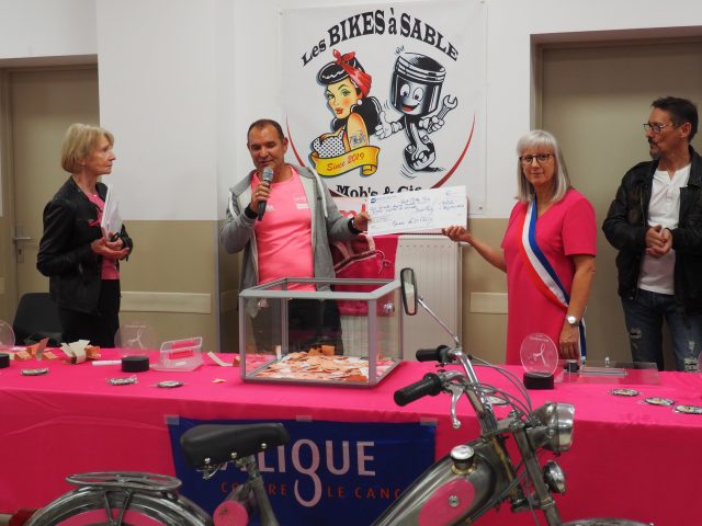 Les bénévoles de Saint-Vrain ont remis un chèque de 15.072 euros.