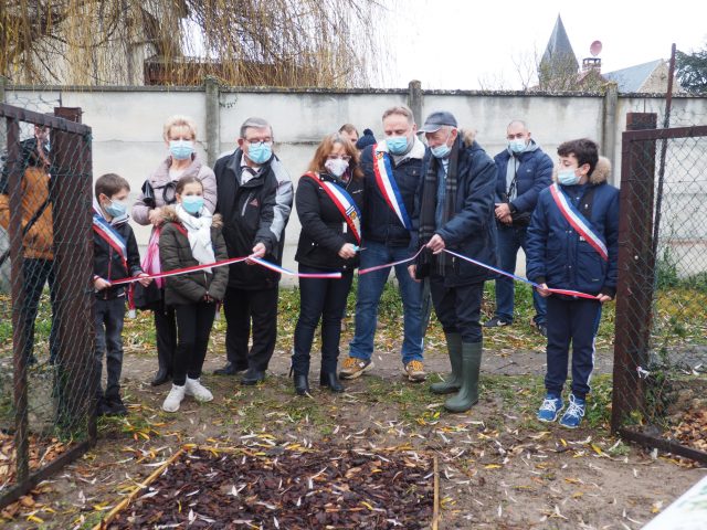 Les élus municipaux et le président du Siarce ont inauguré le verger pédagogique.