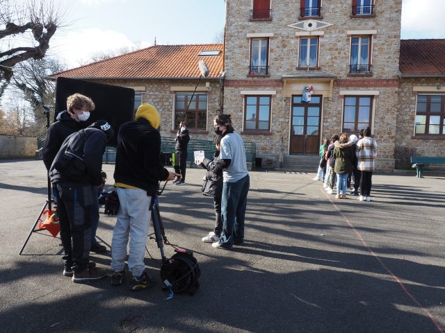 Les enfants volontaires du village d'Action Enfance participent devant et derrière la caméra.
