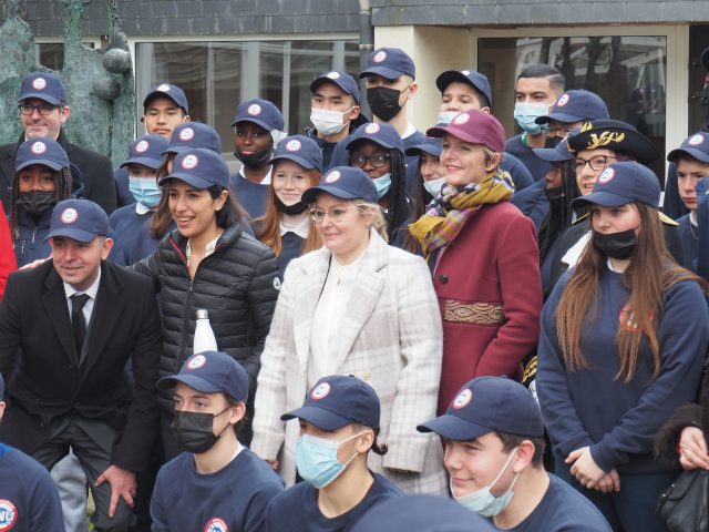 Tout le monde a porté une casquette du SNU pour la photographie en compagnie de Sarah El Haïry.