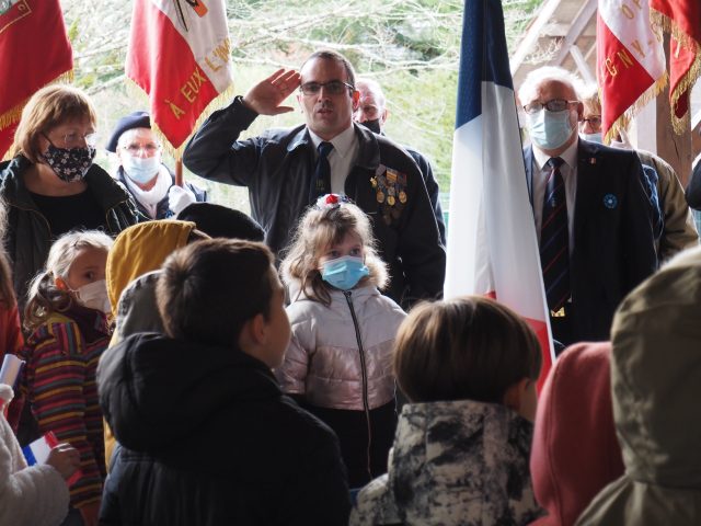 Le comité local de l'Union nationale des Combattants et le Souvenir français étaient présents avec des porte-drapeaux pour la cérémonie.