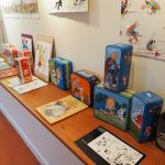 Une partie des boîtes à biscuits avec les personnages de Tintin.