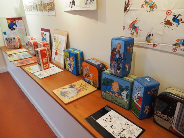 Une partie des boîtes à biscuits avec les personnages de Tintin.