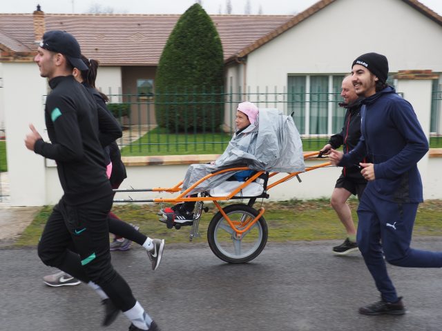 Arthur a testé la joëlette le 12 mars. Les Roses Esperança joelette course Evry Courcouronnes