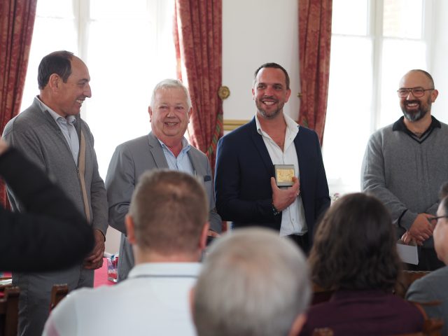 remise médaille enseignant directeur école Milly-la-Forêt maire Assemblée nationale